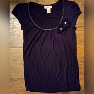 CANDIE'S SILVER AND BLACK CAP SLEEVE TEE WITH 2 FLOWERS AND GLASS CENTER.